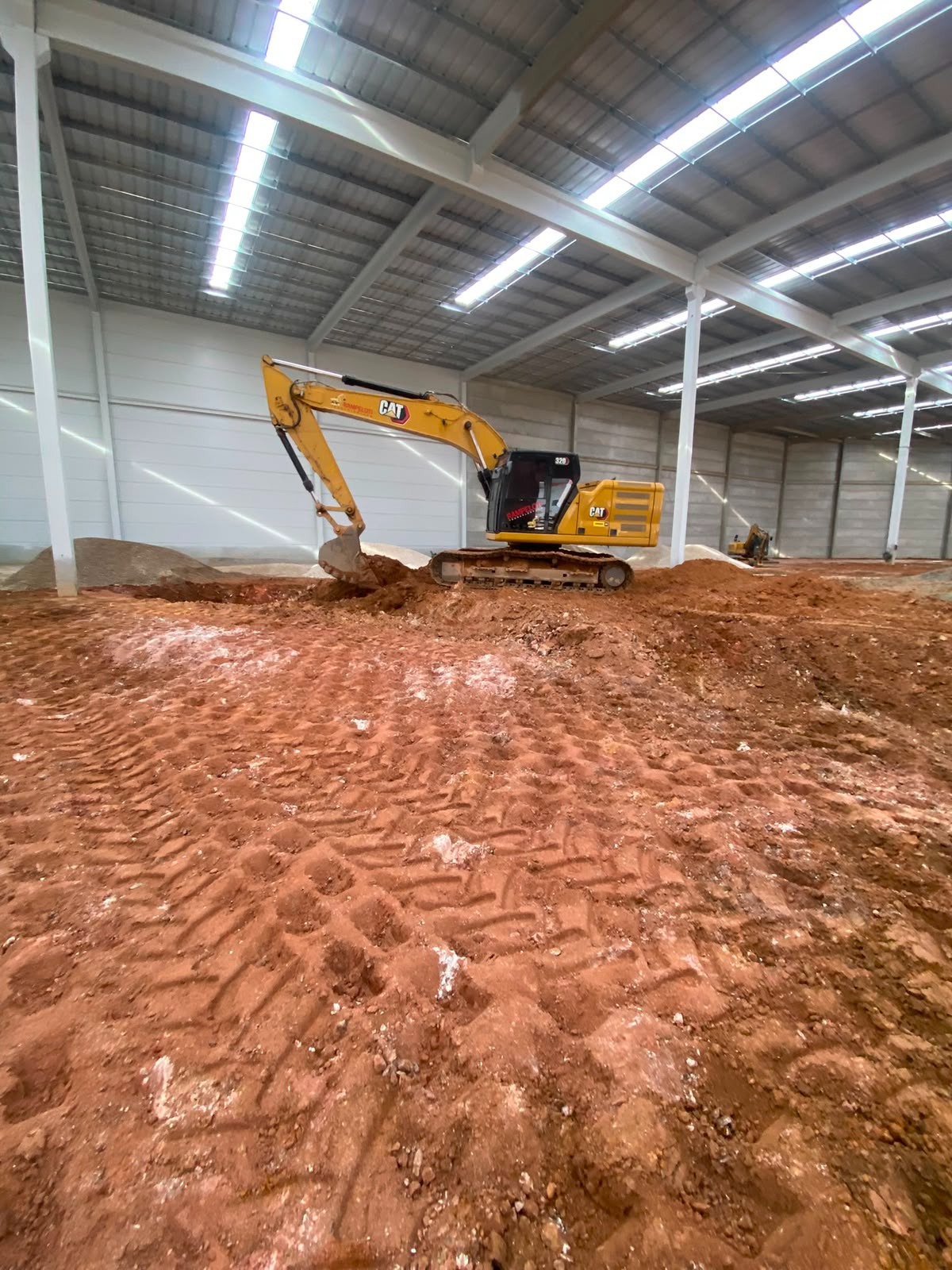 Serviço de escavação realizado pela Rampeloti Terraplenagem