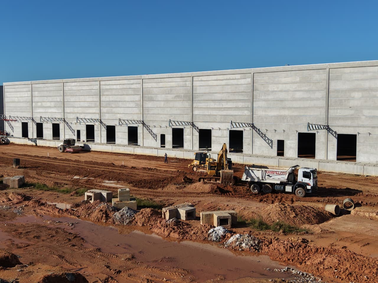 Serviço de limpeza de terrenos realizado pela Rampeloti Terraplenagem