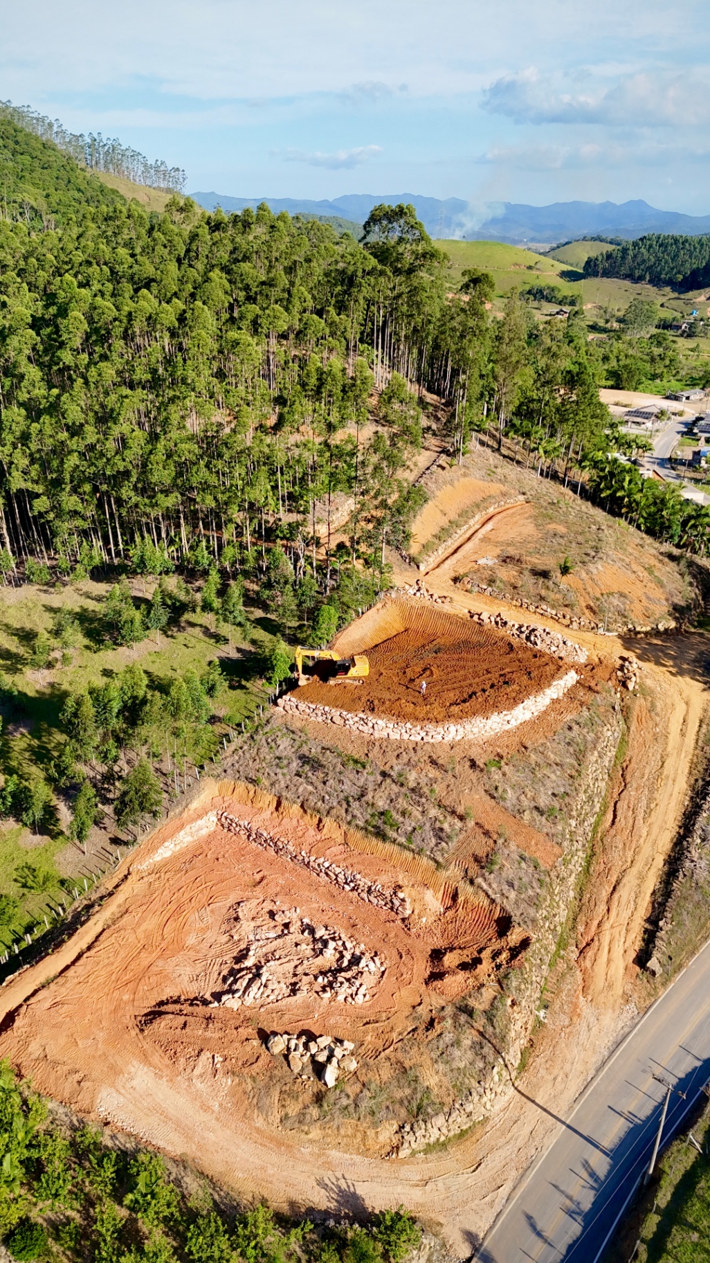 Vista aérea de terreno em aclive sendo preparado pela Rampeloti Terraplenagem